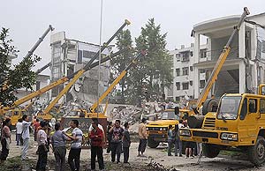 Sobe para 40 mil número de mortos em terremoto na China china2