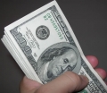 Renda dos americanos tem maior queda desde 2005 dolar