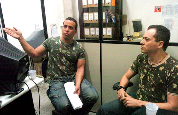 Advogado crê em perseguição do Exército a sargentos por opção sexual militar