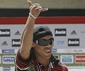 Ronaldinho é recebido com festa por torcedores do Milan gaucho1