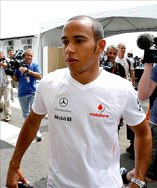 Perto do título, Lewis Hamilton chega a Interlagos hamilton1