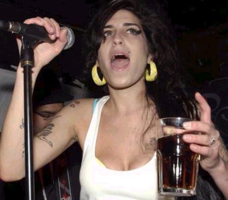 Amy Winehouse é internada após reação a medicamento amy1