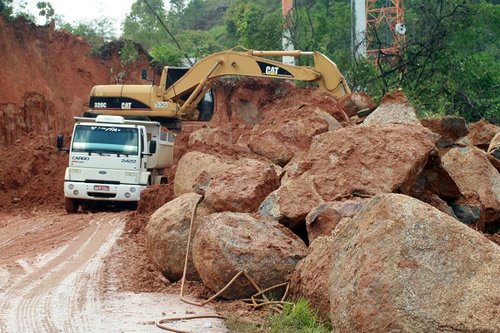 Governo catarinense estima mais de 100 mortos na tragédia das chuvas estrada1
