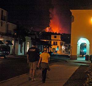 Incêndios ameaçam casas de celebridades na Califórnia incendio1