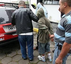 Garoto de 12 anos detido pela nova vez é transferido algemado MENOR