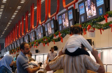 Passageiros ainda enfrentam atrasos nos aeroportos aero