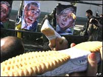 Iranianos dão sapatadas em caricaturas de Bush bbc2