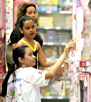 Procon incentiva consumidores a denunciar abusos nas compras de fim de ano compras