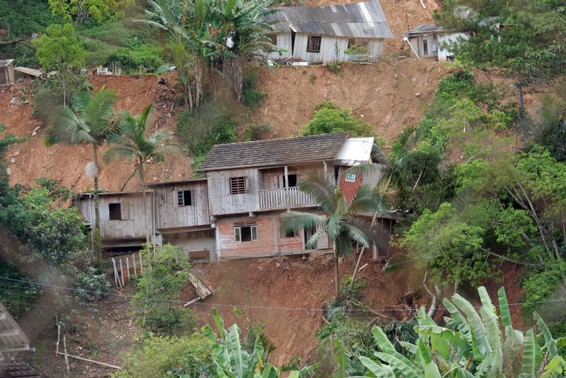 Sobe para 117 o número de mortos em Santa Catarina santa