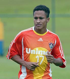 Cruzeiro contrata atacante Soares soares