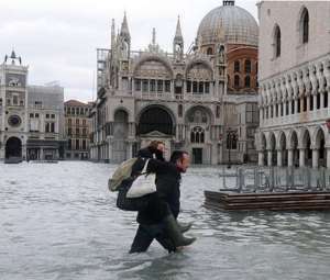 Enchentes inundam o centro de Veneza em maré histórica veneza