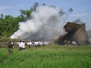 Acidente com avião militar mata ao menos 98 na Indonésia 090520acidenteindonesia_f_001