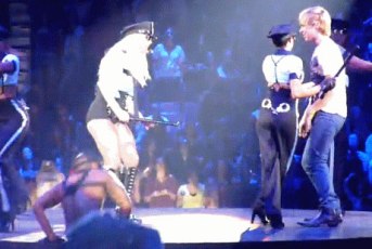 Fã de Britney Spears vai preso após subir no palco e dançar para a cantora fadabritney
