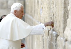 Papa visita locais sagrados de Jerusalém e é alvo de críticas papa