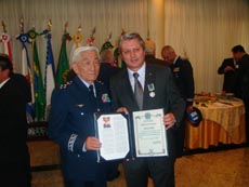 Deputado federal Jaime Martins recebe medalha da FAB dsc00417