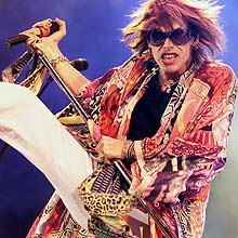 Vocalista do Aerosmith é hospitalizado após cair durante show aerosmith