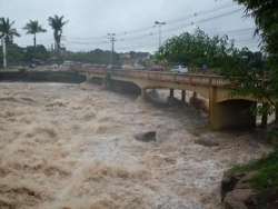 Com a iminente chegada do período dos temporais, vereador quer debater situação do Rio Itapecerica que corta a cidade de Divinópolis-MG chuva2