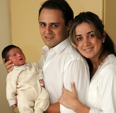 Felipe Massa apresenta o filho felipemassa-rafaella-filho-600-031209-divulg