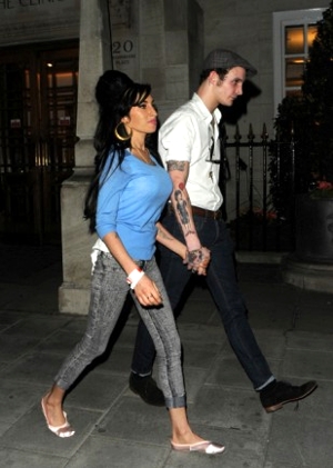 Amy Winehouse começa uma nova banda e muda de vida amy-winehouse-blake-civil-namorados-juntos