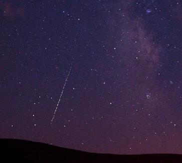 Chuva de meteoros atravessa o céu na madrugada desta sexta ceu