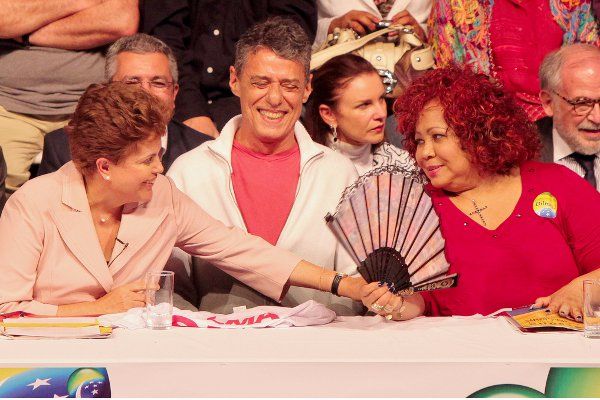 Cresce vantagem de Dilma - A pesquisa Vox Populi/IG aponta que a intenção de voto na petista é de 12 pontos à frente do tucano José Serra (PSDB) f_29310