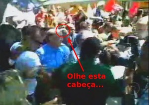 Serra e o vídeo da Rede Globo – 20 minutos depois da bolinha da papel, ele leva a mão na cabeça após receber um telefonema no celular (muito estranho!) outraspalavras_-300x211