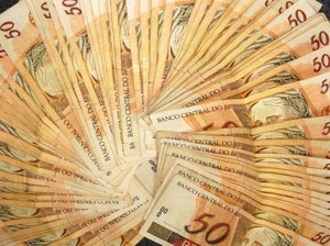 Matemática estranha! Salário aprovado de deputados e senadores ( R$ 26.700,00 ) em quatro anos não paga o valores que eles gastaram em suas eleições dinheiro