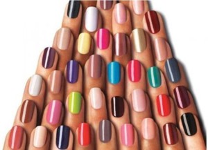 Os esmaltes coloridos ganharam as unhas nacionais e tornaram-se tendência. Quem mais gosta desta moda é com certeza o público teen esmalte