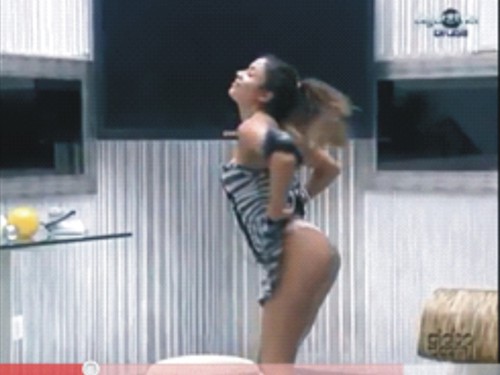 BBB 11: Maria tira calcinha e dança para provocar Mauricio – Tatulua diz que Maria exagerou, “eu vi sua xe.... daqui” (veja vídeo) bbb-0