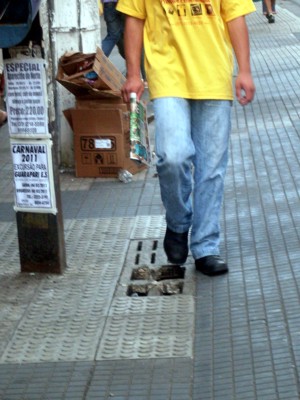Site “denuncista”, sem razão, denuncia denúncia de pedestres que caem e machucam em buracos em pleno coração da cidade bur-1