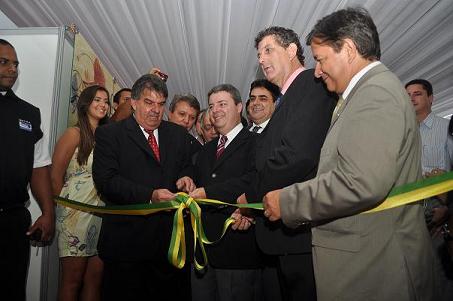 Governador de Minas abre evento de Moda em Nova Serrana acompanhado do presidente da FIEMG e do gerente Sebrae-MG cerimonia-oficial