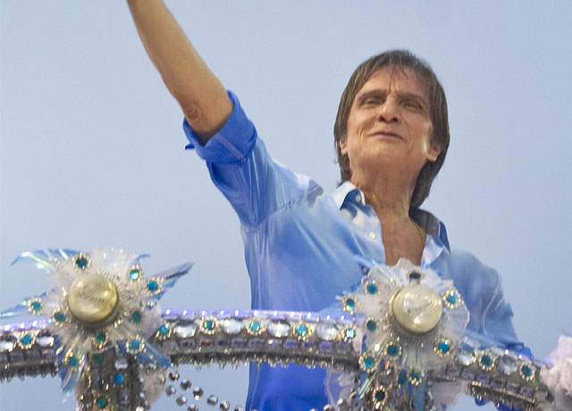 Roberto Carlos mostra que é rei e faz Beija Flor campeã do carnaval carioca – A diferença de pontos foi por ele. 194783_robertocarlosinjpg
