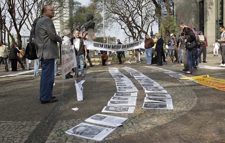 ANOS DE CHUMBO: Coronel não comparece ao julgamento do processo em que é acusado de torturar e matar na ditadura - José Sarney foi arrolado no caso 27_mhg_protesto-ditadura2
