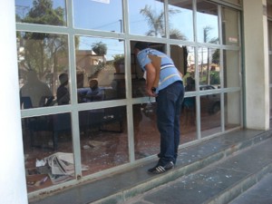 Ah! Se a moda pega: eleitor revoltado ataca Câmara de Vereadores – Jogou pedras e queria colocar fogo 3833002365