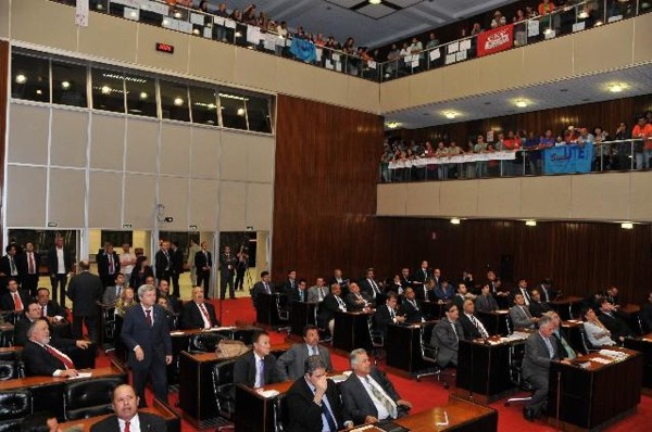 Não há nada que demova e sensibilize a opinião e a ação do governado Antonio Anastasia no caso dos salários dos professores mineiros – Não tem paralisação, não tem movimento e nem greve ( Como votaram os deputados? ) assembleia