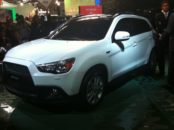 BUXIXO AUTOMOBILÍSTICO: o quê? O prefeito Vladimir Azevedo ganha um carro novo zero bala! MITSUBISHI ASX? Quem deu de presente foi Tatão da Lamar? mitsubishi-asx