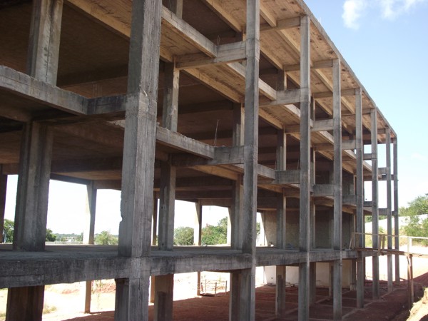 Obras da Sede Administrativa estão paralisadas – Confirmando a denúncia do vereador Edson Sousa de que há risco de desabamento faced-1