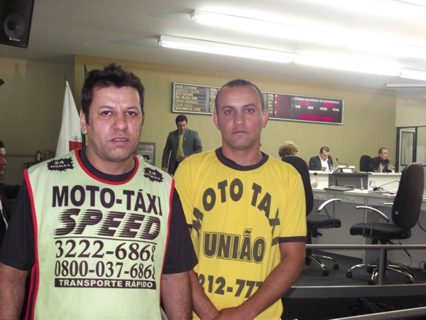 Mototaxista usa tribuna livre para criticar atuação de vereador por agendar reuniões dizendo que vai resolver problemas da categoria e sequer comparece – Pastor ameaça o profissional mototaxista