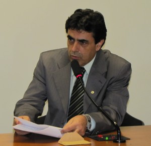 Domingos Sávio (PSDB) e mais quatro deputados dizem que Presidenta Dilma Rousseff (PT) usurpa competência do Poder Legislativo domingos-sc3a1vio1