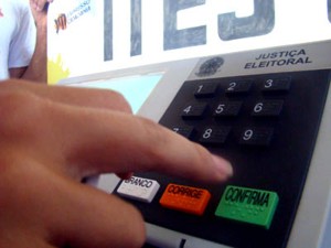 ENQUETE ELEIÇÕES 2012: Em sua opinião qual seria a melhor composição para disputar a eleição contra o atual Prefeito de Divinópolis – Em qual você votaria? urna_eletronica_voto
