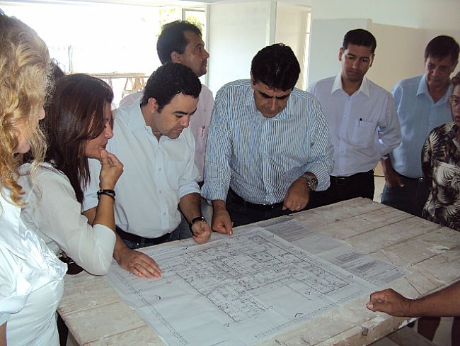 Vladimir Azevedo (PSDB) também enganou Domingos Sávio (PSDB) dizendo que ia inaugurar a UPA Ponte Funda. foto_434