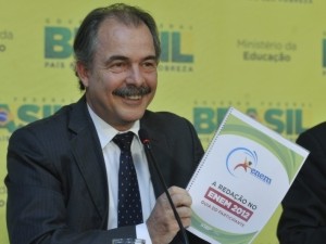 Ministério da Educação lança manual sobre redação do Enem mercadante