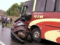 Carro bate de frente com ônibus na BR-494 deixando mortos e feridos onibuscarroacidentediv_300x225