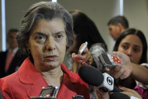 Servidores do Tribunal Superior Eleitoral fazem farra com hora extra - Ministra vai apurar gastos carmem
