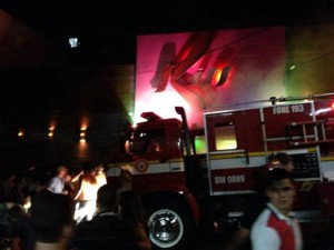 CAPITALISMO SELVAGEM: portas da boate teria sido fechada para que as pessoas não saíssem sem pagar kiss
