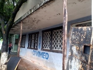 PERIGO NAS RUAS DE DIVINÓPOLIS: marquise prestes a cair sobre transeuntes marquise