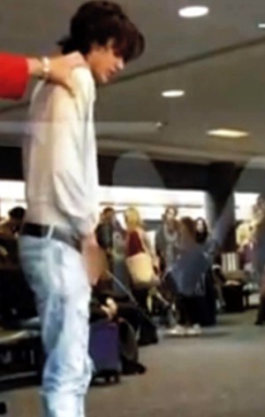 Ator de Crepúsculo bêbado igual um gambá mija em pleno aeroporto e é preso mijo