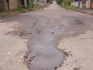 MAIS DINHEIRO JOGADO NO LIXO: prefeitura de Divinópolis confessa que asfaltou sem fazer rede de esgoto e por isso o asfalto está cedendo nova_fortaleza