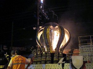 TRAGÉDIA NO CARNAVAL: carro alegórico em Santos toca em fio elétrico, pega fogo e 4 pessoas morrem eletrocutadas fogo_1