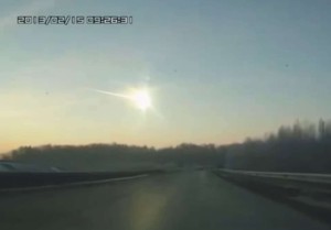 Meteorito atinge região central da Rússia e deixa 500 feridos meteorito